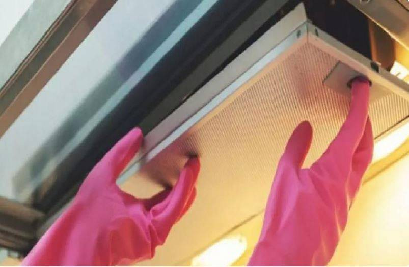 Aspiratörlerdeki yağ lekelerini söküp atıyor! Kaynayan suya 2 şişe eklemeniz yeterli… - Resim: 1